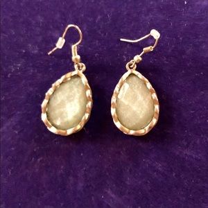 NEW!!⚡️⚡️SALE⚡️⚡️GOLD & PALE GREEN PEARL EARRINGS